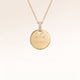 Personalisierte runde Goldkette mit weißen Zirkonia und Gravur von Initialen und Datum – Platz für Text, Koordinaten oder Handschrift auf Vorder- und Rückseite
