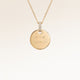 Personalisierte runde Goldkette mit weißen Zirkonia und Gravur von Initialen und Datum – Platz für Text, Koordinaten oder Handschrift auf Vorder- und Rückseite
