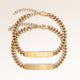 Paar-Armbänder, Set aus zwei Bar-Armbändern in Gold mit personalisierter Gravur, von Mon Chou