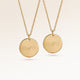 Freundschafts-Halsketten, Paar aus zwei runde Halsketten in Gold mit personalisierter Gravur, von Mon Chou