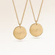 Freundschafts-Halsketten, Paar aus zwei runde Halsketten in Gold mit personalisierter Gravur, von Mon Chou