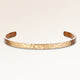 Bangle armbånd i guld med blank yderside og bølget overflade, plads til personlig indgravering