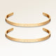 Paar-Armbänder, Set aus zwei Bar-Armbändern in Gold mit personalisierter Gravur, von Mon Chou