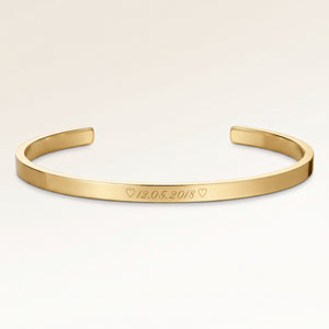 Bangle armbånd i guld med indgraveret dato og hjerter på ydersiden – personlig indgravering