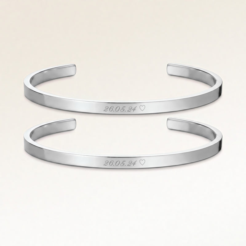 Kæreste-armbånd, par af to bangle armbånd i sølv med indgraveret dato og hjerte, fra Mon Chou