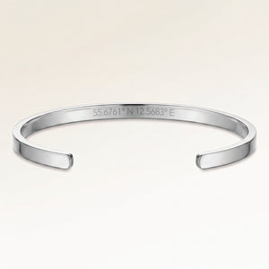 Bangle sølvarmbånd med indgraverede koordinater på indersiden – personlig indgravering