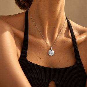 Model in schwarzem geripptem Neckholder-Top mit personalisierter runder Silberkette mit weißen Zirkonia, graviert mit Initialen und Datum – Platz für Text, Koordinaten oder Handschrift auf der Rückseite