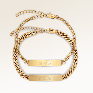 Paar-Armbänder, Set aus zwei Bar-Armbändern in Gold mit personalisierter Gravur, von Mon Chou
