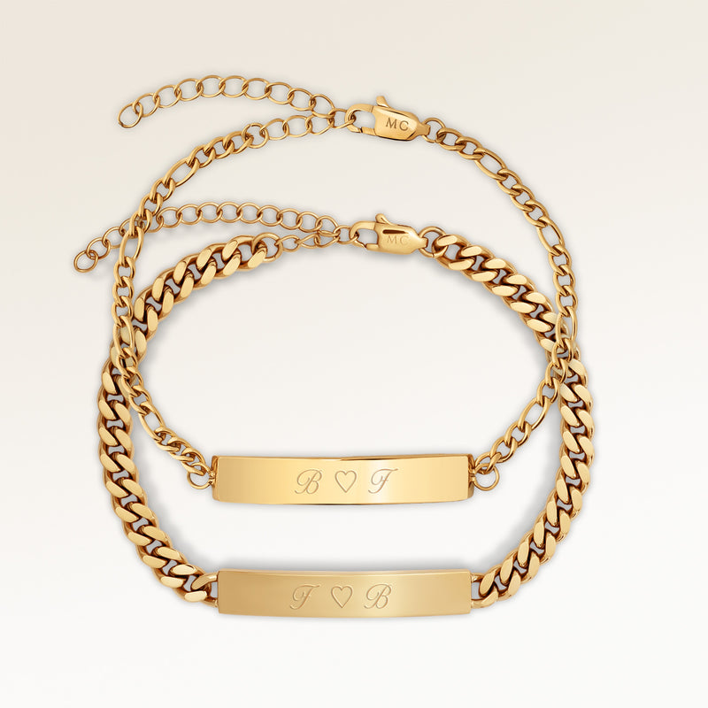 Paar-Armbänder, Set aus zwei Bar-Armbändern in Gold mit personalisierter Gravur, von Mon Chou