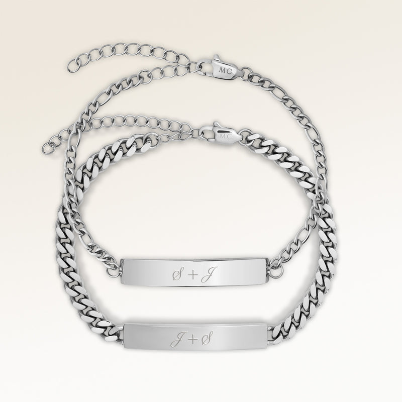 Paar-Armbänder, Set aus zwei Bar-Armbändern in Silber mit personalisierter Gravur, von Mon Chou