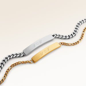 Paar-Armbänder, Set aus zwei Bar-Armbändern in Gold und Silber mit personalisierter Gravur, von Mon Chou