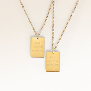Freundschafts-Halsketten, Paar aus zwei quadratische Halsketten in Gold mit personalisierter Gravur, von Mon Chou