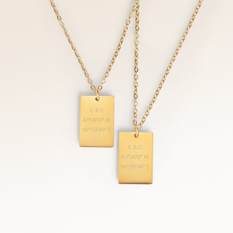 Freundschafts-Halsketten, Paar aus zwei quadratische Halsketten in Gold mit personalisierter Gravur, von Mon Chou