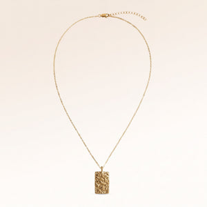 Die ganze rechteckige Goldkette im weichen Melted-Look ausgebreitet, mit feiner verstellbarer Goldkette und Anhänger für eine persönliche Gravur