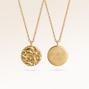 Personalisierte runde Goldkette mit weich geschmolzene Optik und Platz für Gravur von Text, Koordinaten oder Handschrift auf der Rückseite