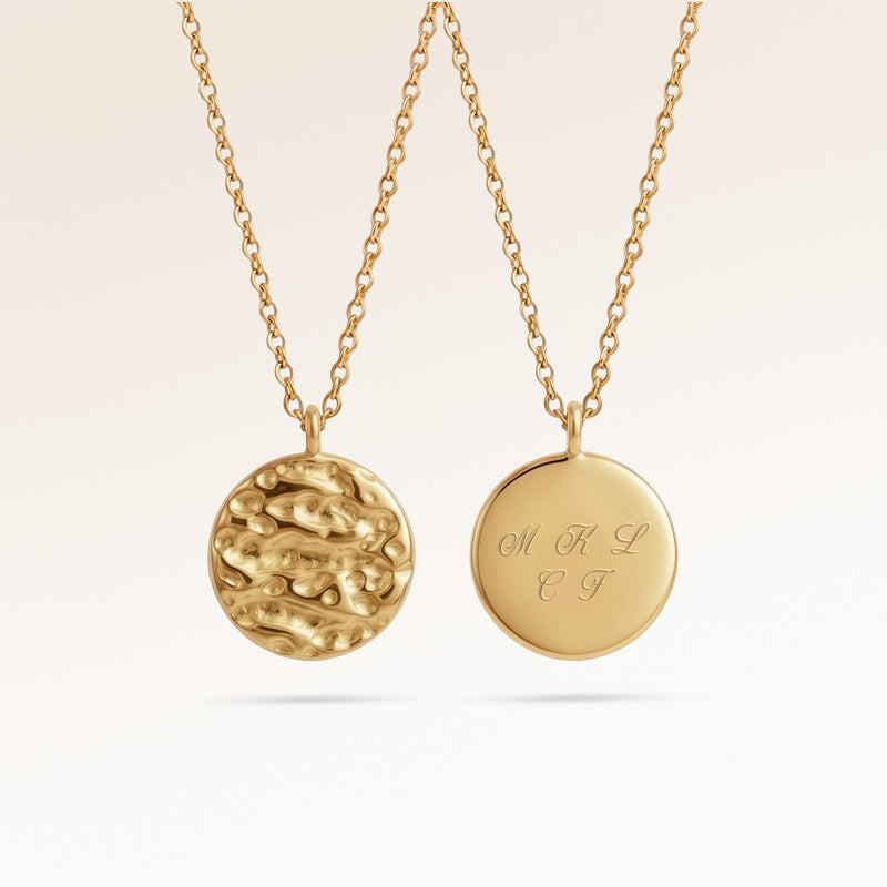 Personalisierte runde Goldkette mit weich geschmolzene Optik und Platz für Gravur von Text, Koordinaten oder Handschrift auf der Rückseite
