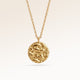 Nahaufnahme des minimalistischen runde Anhängers in Gold mit weich geschmolzene Optik und Platz für Gravur hinten