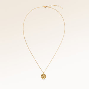 Komplette runde Halskette in Gold ausgebreitet mit feiner verstellbarer Goldkette und minimalistischem Anhänger für personalisierte Gravur