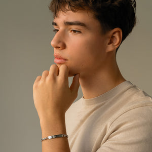Model mit personalisiertem Bar Herrenarmband in Silber mit Platz für Gravur von Text oder Handschrift