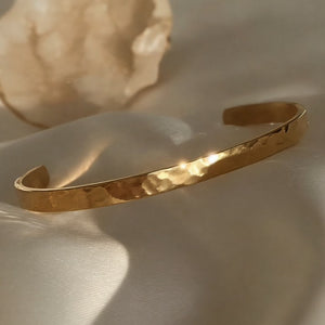 Personligt bangle guldarmbånd med plads til indgravering af tekst eller koordinater