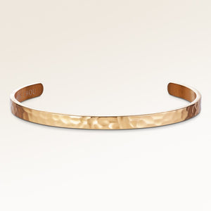 Bangle armbånd i guld og sølv med blank yderside og bølget overflade, plads til personlig indgravering