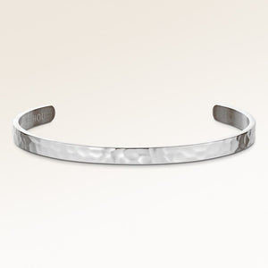 Bangle armbånd i sølv med blank yderside og bølget overflade, plads til personlig indgravering