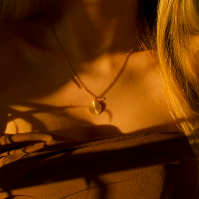 Personalisierte runde Goldkette mit Sonnenstrahl-Riffelmuster und Platz für Gravur von Text, Koordinaten oder Handschrift auf der Rückseite
