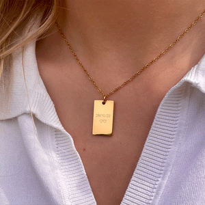 Personalisierte quadratische Goldkette mit Platz für Gravur von Text, Koordinaten oder Handschrift auf Vorder- und Rückseite